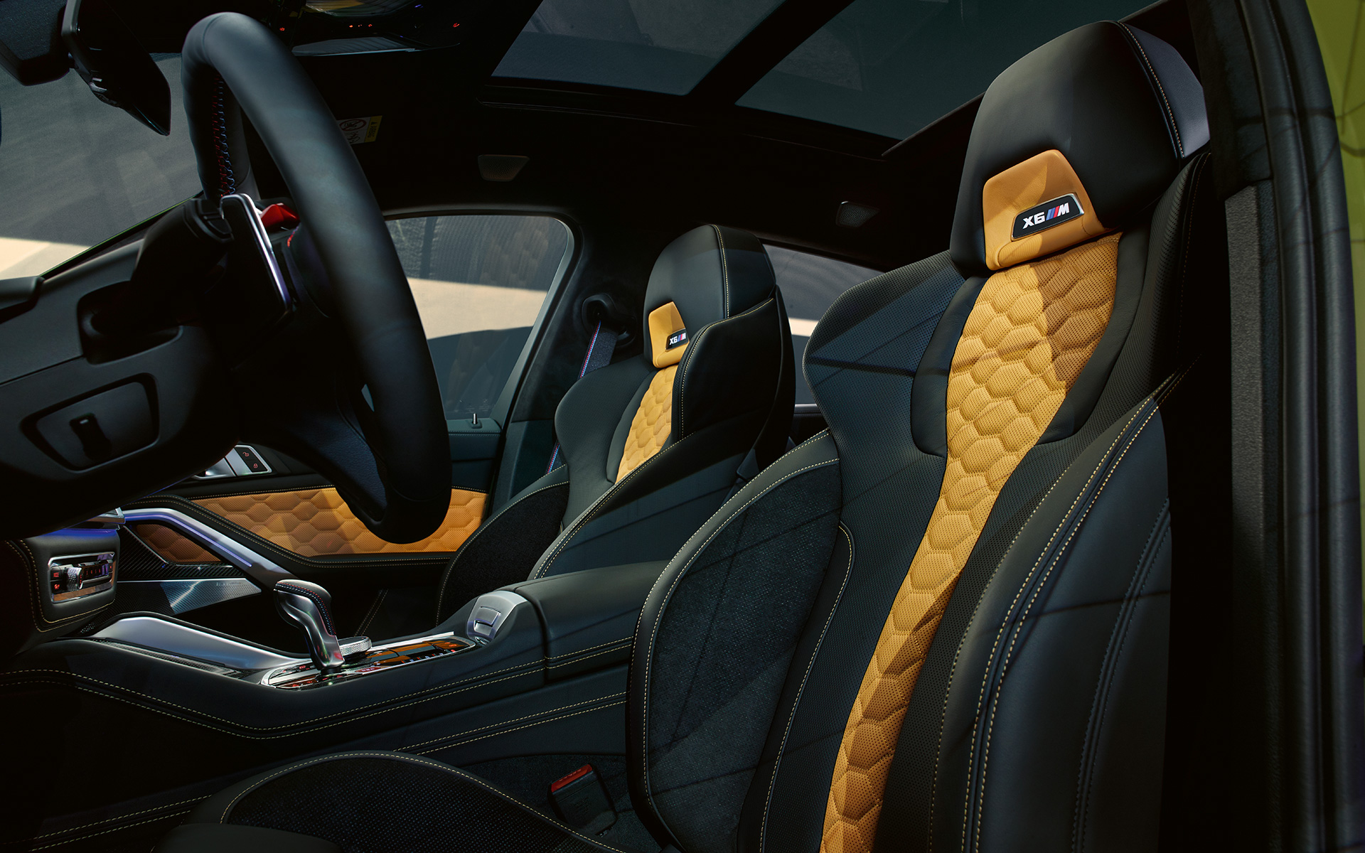 BMW X6 M Competition F96 M Multifunctionele stoelen BMW X6 M Competition F96 SUV interieur M Multfunctionele stoelen met verlicht opschrift ‘X6 M’