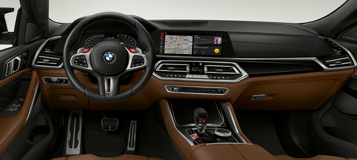 BMW X6 M F96 met leder bekleed M Sportstuurwiel BMW X6 M F96 SUV cockpit met leder bekleed M Sportstuurwiel met contrasterend stiksel