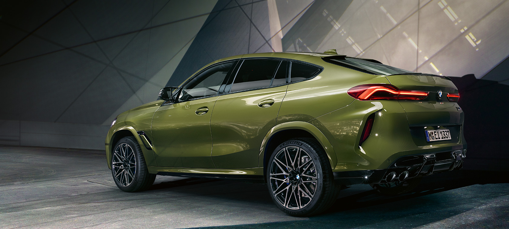 BMW X6 M Competition F96 driekwart achteraanzicht BMW X6 M Competition F96 BMW Individual speciale carrosseriekleur Urban Green driekwart achteraanzicht