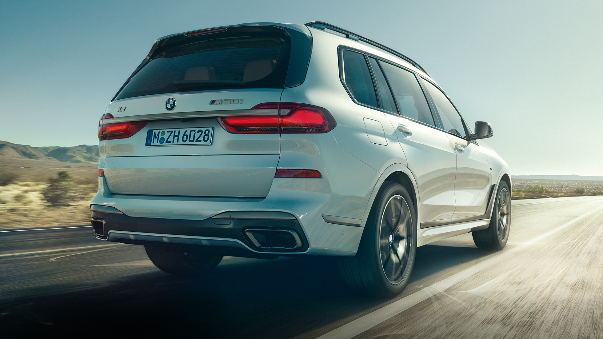 BMW X7 M50i SUV, achteraanzicht G07 BMW X7 M50i SUV in Mineralweiß, rijdend, achteraanzicht, G07, 2019