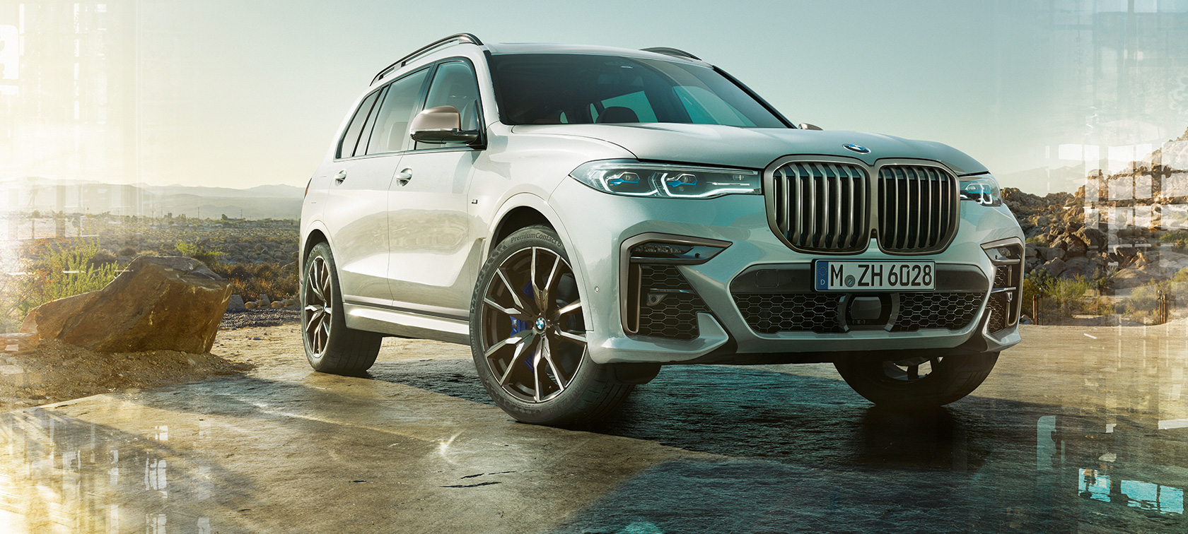 BMW X7 M model G07 driekwart vooraanzicht BMW X7 M model G07 Mineralweiß driekwart vooraanzicht stilstaand