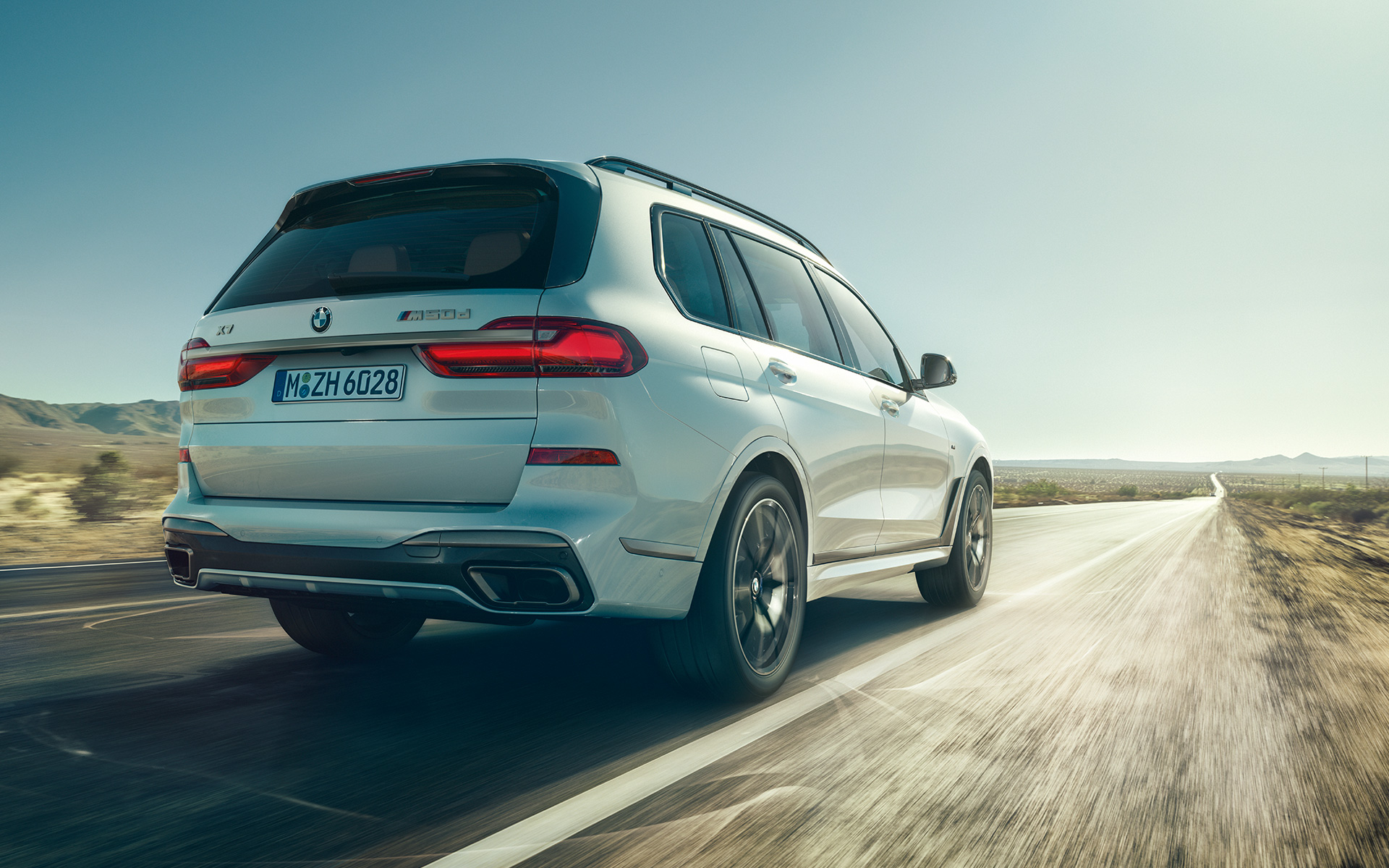 BMW X7 M50d G07 Mineralweiß achteraanzicht rijdend BMW X7 M50d G07 Mineralweiß achteraanzicht rijdend