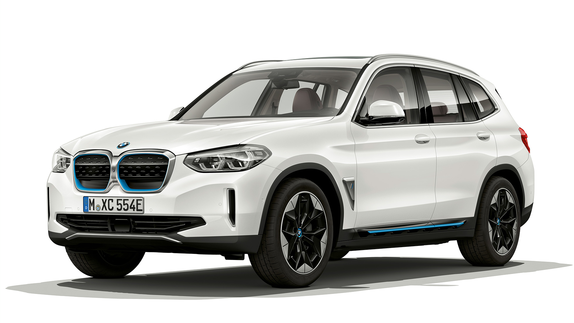 BMW iX3 G08 Model ‘Impressive’ driekwart vooraanzicht BMW iX3 G08 Model ‘Impressive’ Mineralweiß metallic driekwart vooraanzicht