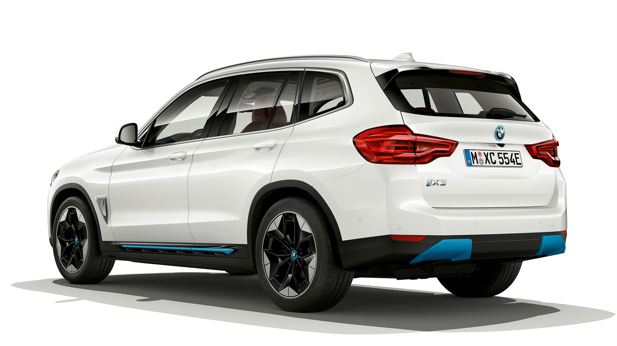 BMW iX3 G08 Model ‘Impressive’ driekwart vooraanzicht BMW iX3 G08 Model ‘Impressive’ Mineralweiß metallic driekwart achteraanzicht