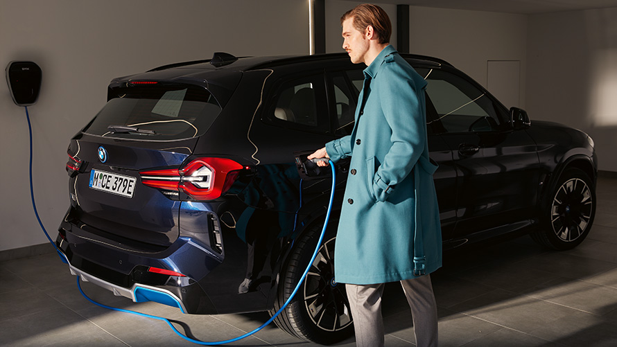 BMW iX3 G08 elektrische SAV opladen BMW iX3 G08 elektrische SAV opladen aan een openbaar snellaadstation