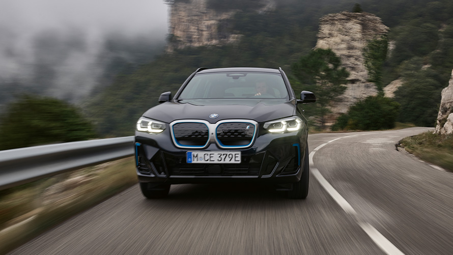 Vooraanzicht rijdend BMW iX3 G08 M Carbonschwarz BMW iX3 G08 M Carbonschwarz vooraanzicht rijdend