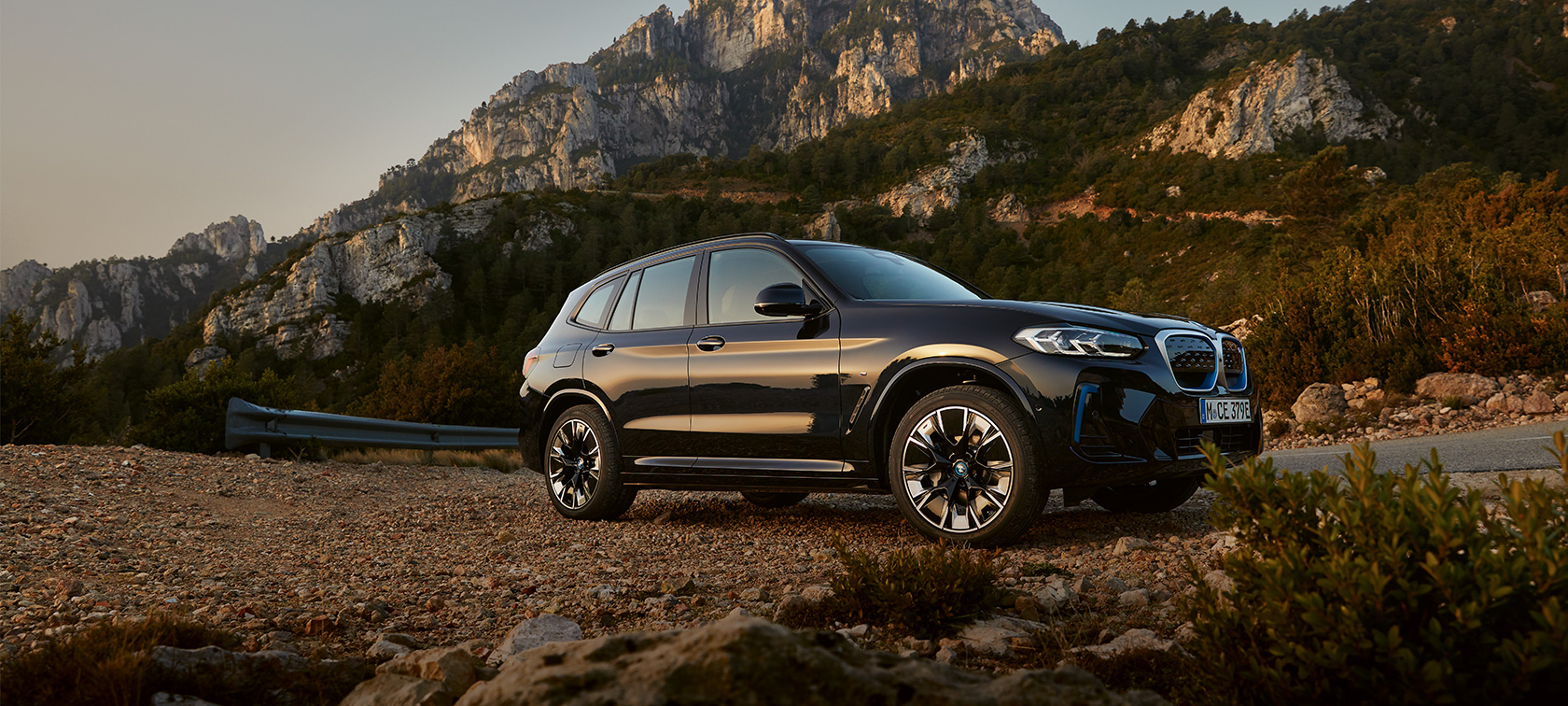 BMW iX3 G08 M Carbonschwarz zijaanzicht