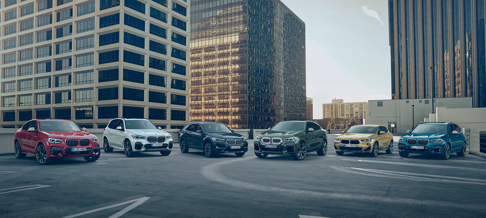 BMW X modellen op parkeerplaats voor gebouwen BMW X modellen BMW X modellen op parkeerplaats voor gebouwen