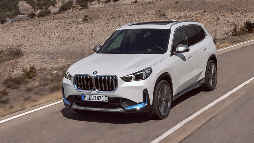 BMW X Modellen BMW iX1 U11 eerste generatie driekwart vooraanzicht rijdend BMW X Modellen BMW iX1 U11 eerste generatie driekwart vooraanzicht rijdend