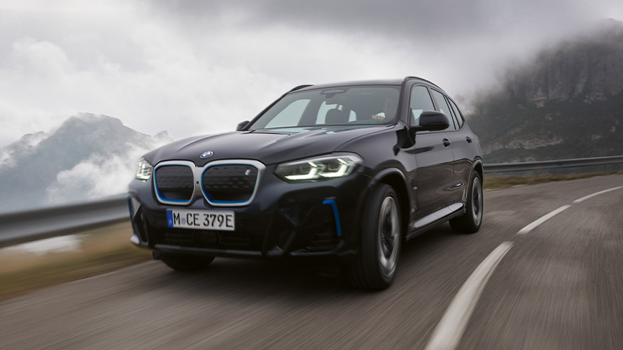 BMW iX3 G08 eerste generatie driekwart zijaanzicht stilstaand BMW X modellen BMW iX3 G08 eerste generatie driekwart zijaanzicht stilstaand