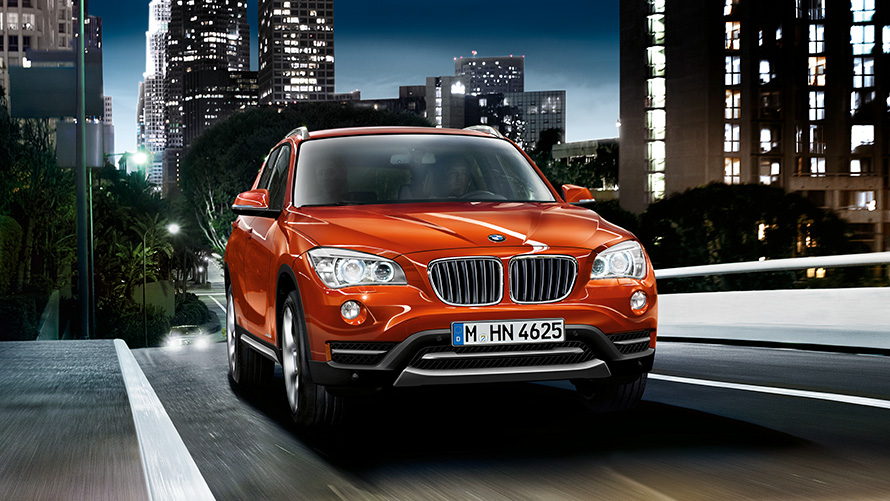 BMW X1 E84 eerste generatie driekwart vooraanzicht op de weg BMW X modellen BMW X1 E84 eerste generatie driekwart vooraanzicht op de weg