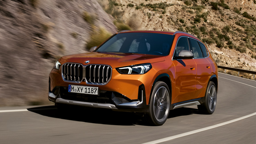BMW X Modellen BMW X1 U11 derde generatie driekwart vooraanzicht rijdend BMW X Modellen BMW X1 U11 derde generatie driekwart vooraanzicht rijdend