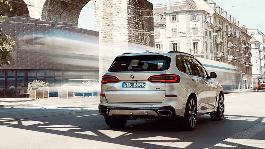 BMW X5 G05 vierde generatie driekwart achteraanzicht stilstaand BMW X modellen BMW X5 G05 vierde generatie driekwart achteraanzicht stilstaand