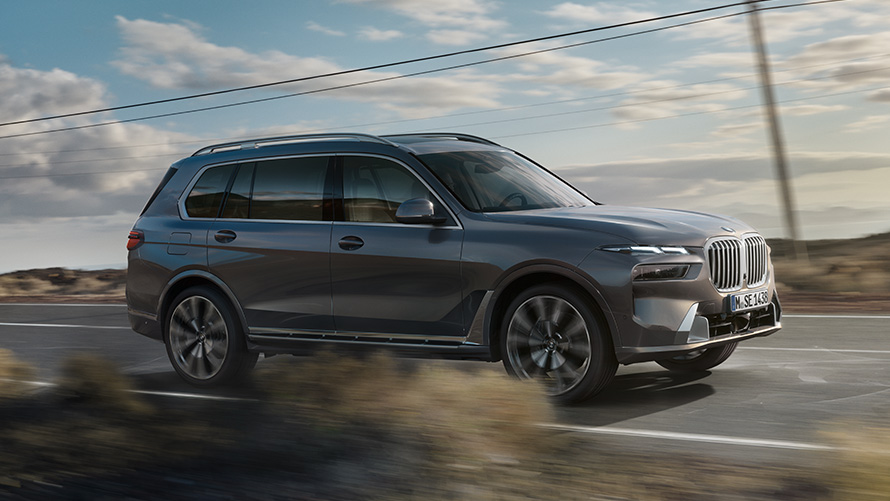 BMW X Modellen BMW X7 G07 eerste generatie driekwart achteraanzicht rijdend BMW X Modellen BMW X7 G07 eerste generatie driekwart achteraanzicht rijdend