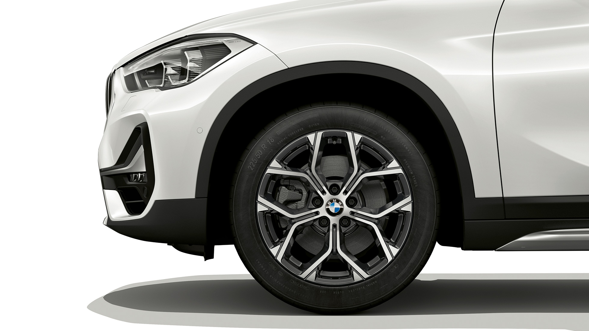BMW X1, Model xLine, lichtmetalen wielen BMW X1, Model xLine, zijaanzicht met close-up lichtmetalen wielen