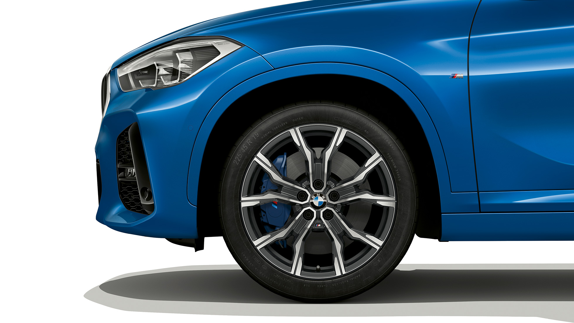 BMW X1, Model M Sport, lichtmetalen wielen BMW X1, Model M Sport, zijaanzicht met close-up lichtmetalen wielen