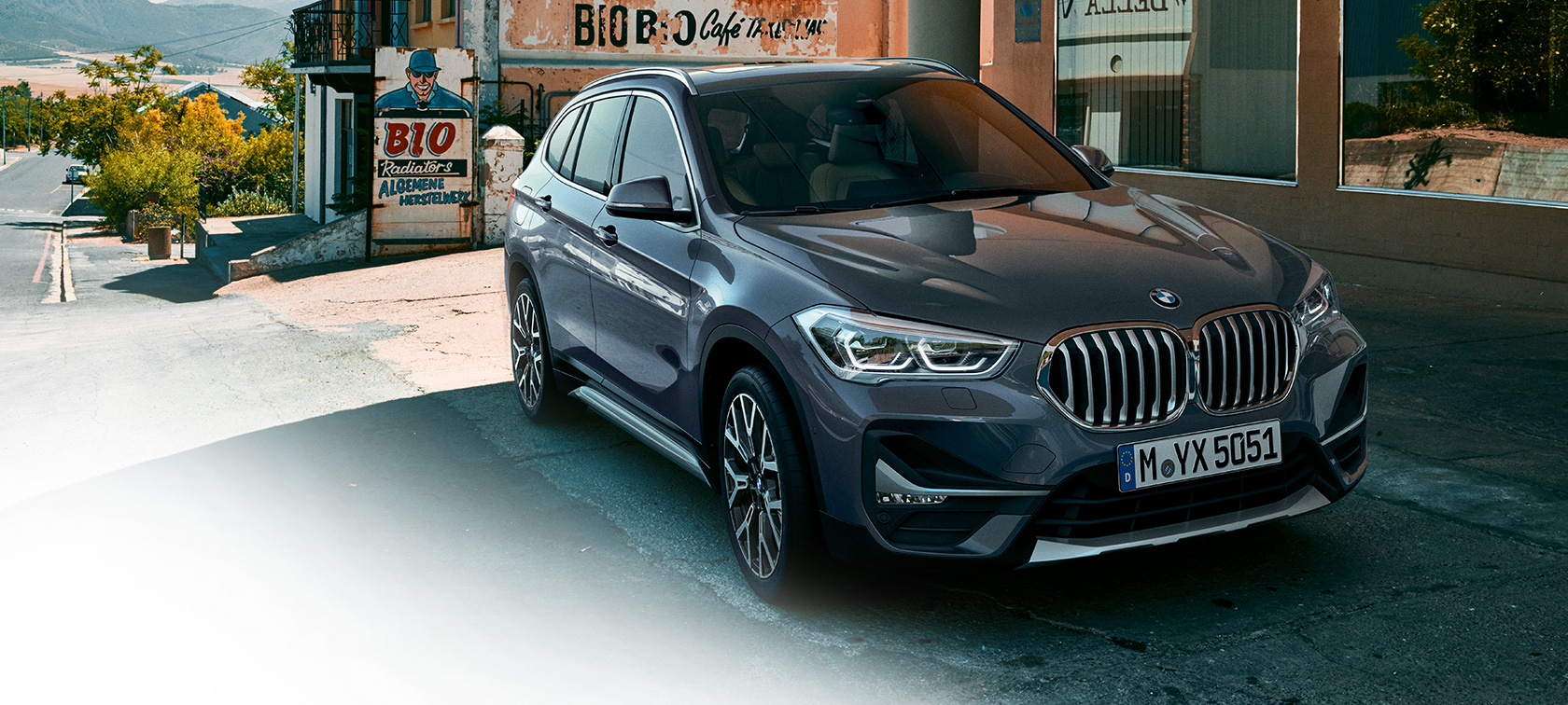 BMW X1, driekwart vooraanzicht. BMW X1, driekwart vooraanzicht stilstaand in de stad.