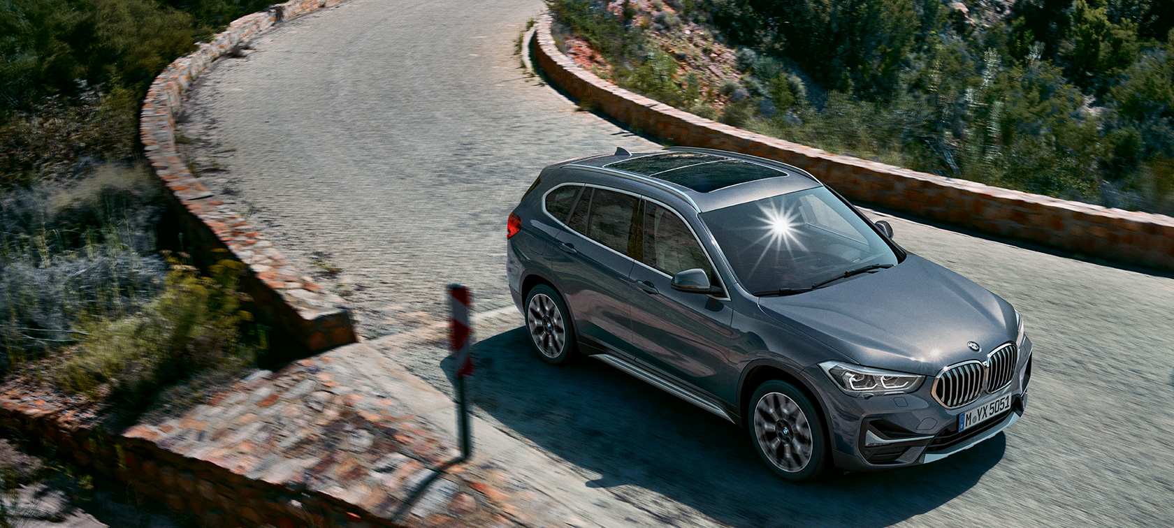 BMW X1, driekwart vooraanzicht. BMW X1, driekwart vooraanzicht rijdend.