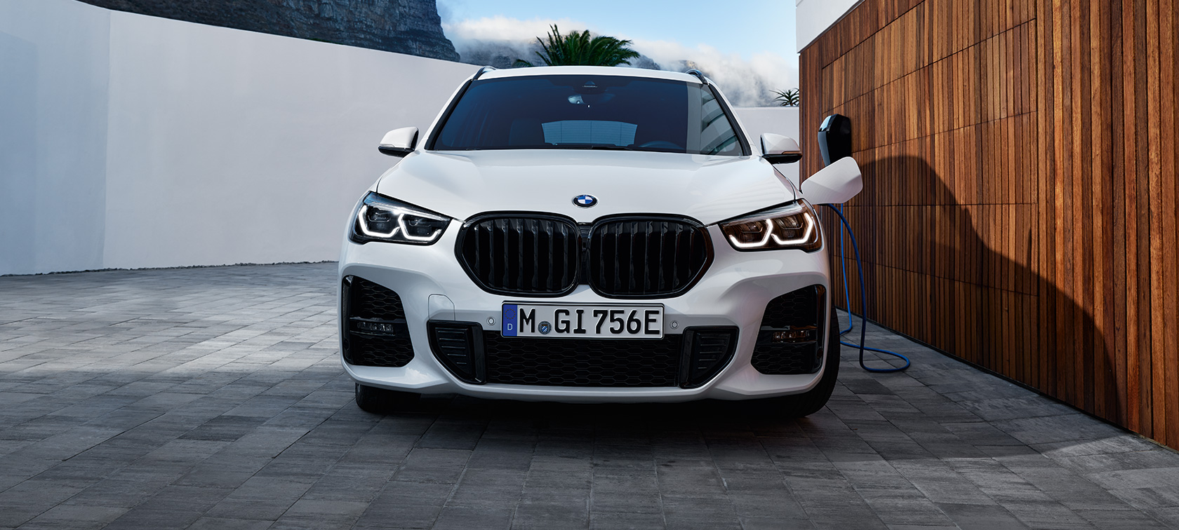 Plug-in Hybride BMW X1 xDrive25e F48 vooraanzicht Plug-in Hybride BMW X1 xDrive25e F48 vooraanzicht opladen