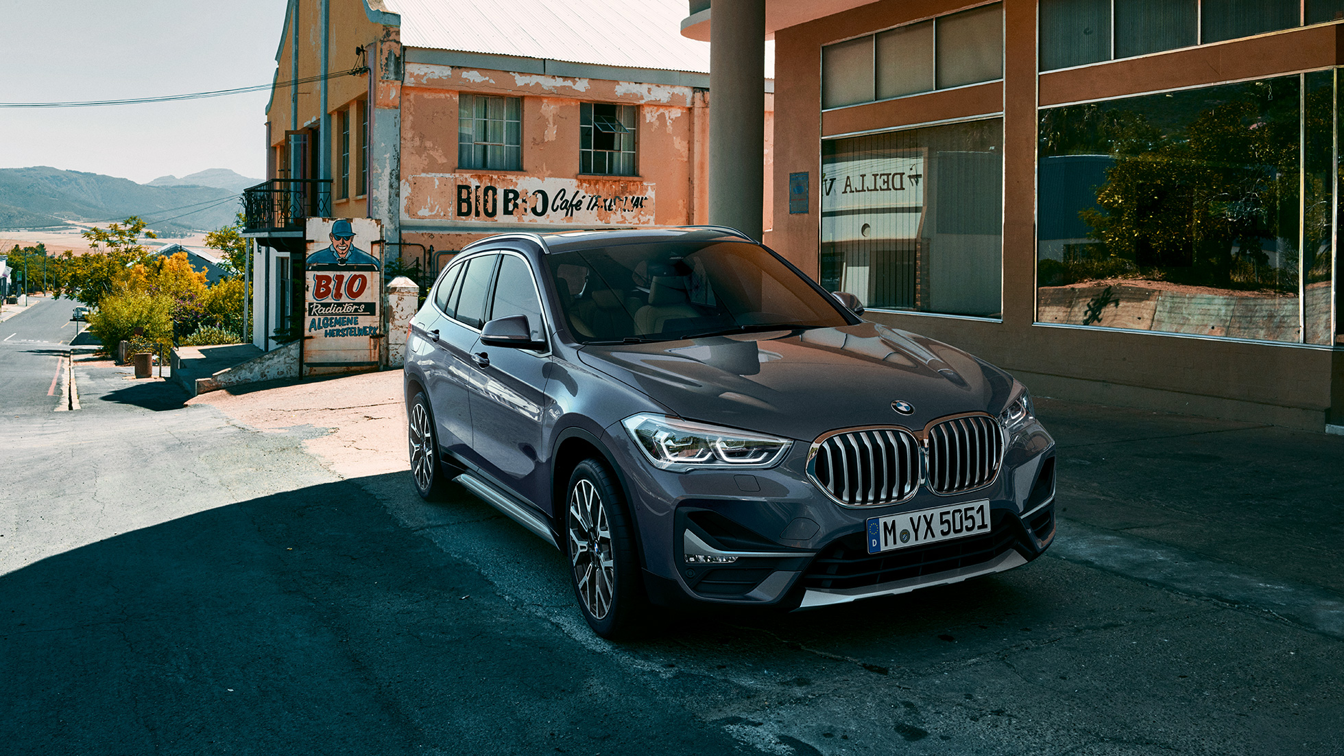 BMW X1, driekwart vooraanzicht. BMW X1, driekwart vooraanzicht stilstand.