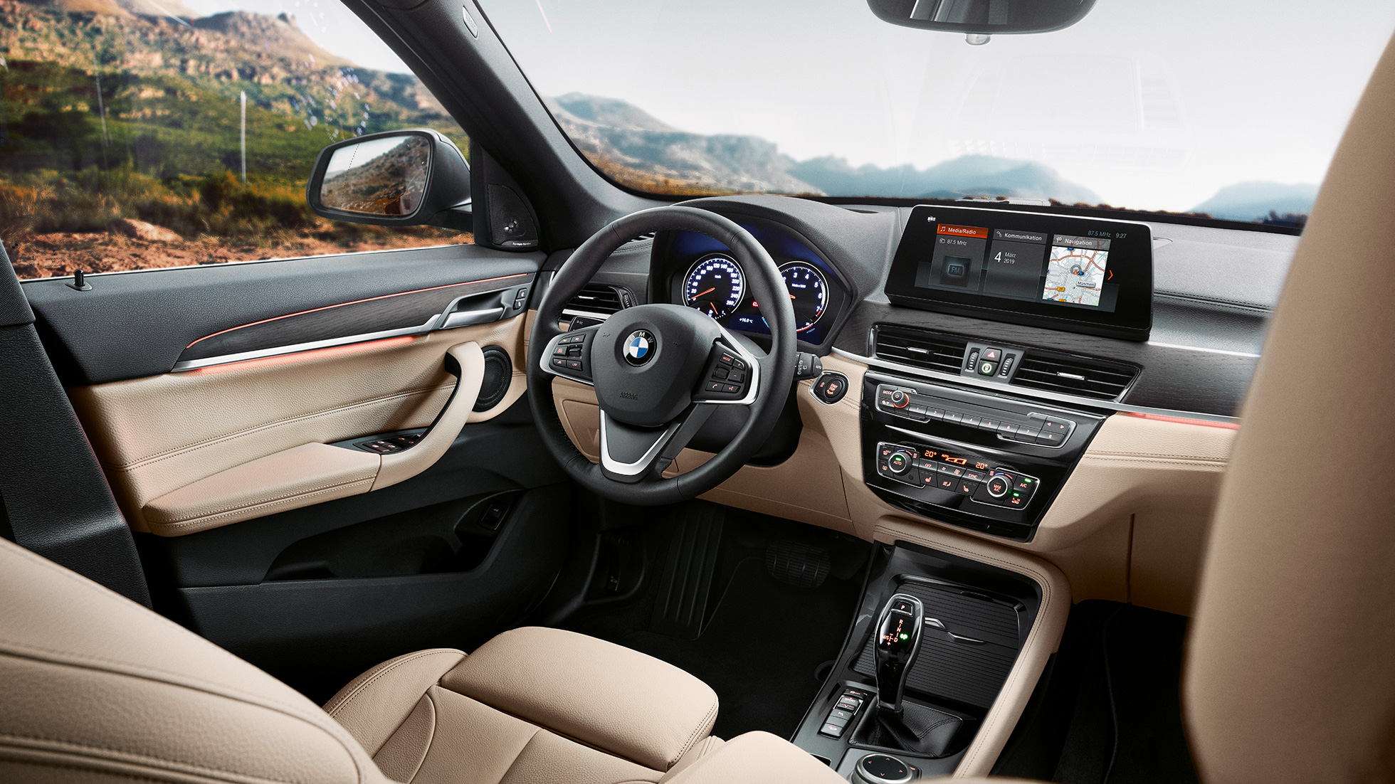 BMW X1 interieur, cockpit. BMW X1 interieur, 10,25 inch Control Display in cockpit.