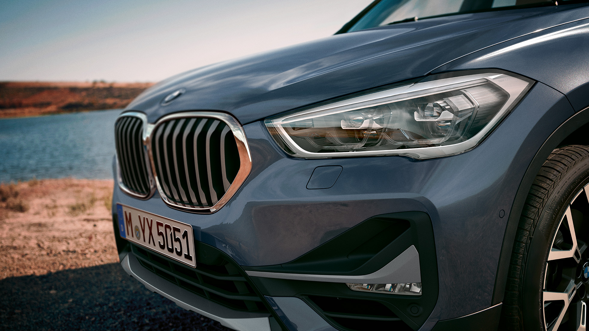 BMW X1, adaptieve LED koplampen. BMW X1, close-up van adaptieve LED koplampen.