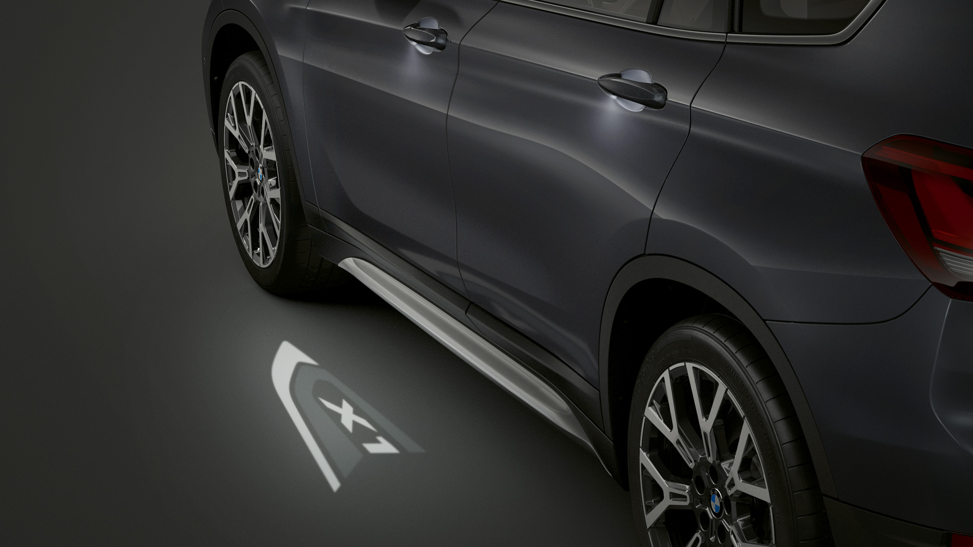 BMW X1, LED projectie ‘X1’. BMW X1, zijaanzicht met LED projectie ‘X1’.