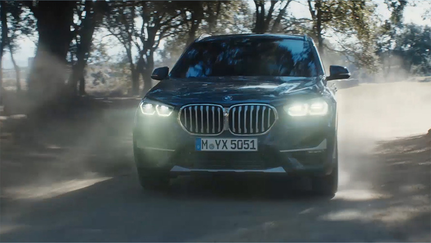 BMW X1 F48 LCI driekwart vooraanzicht BMW X1 F48 LCI driekwart vooraanzicht rijdend