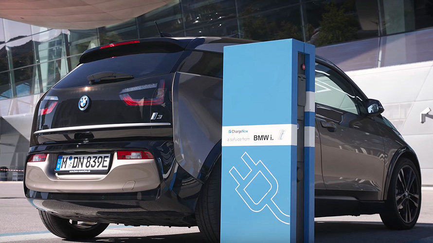 BMW i3 bij laadstation BMW i3 bij laadstation driekwart zijaanzicht