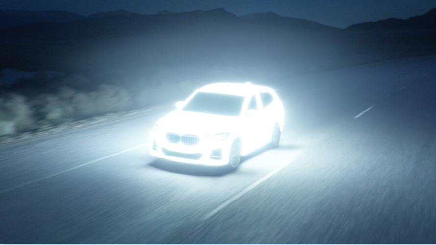 BMW X1 F48 LCI Plug-in Hybride rijdend in nacht BMW X1 F48 LCI Plug-in Hybride rijdend in nacht