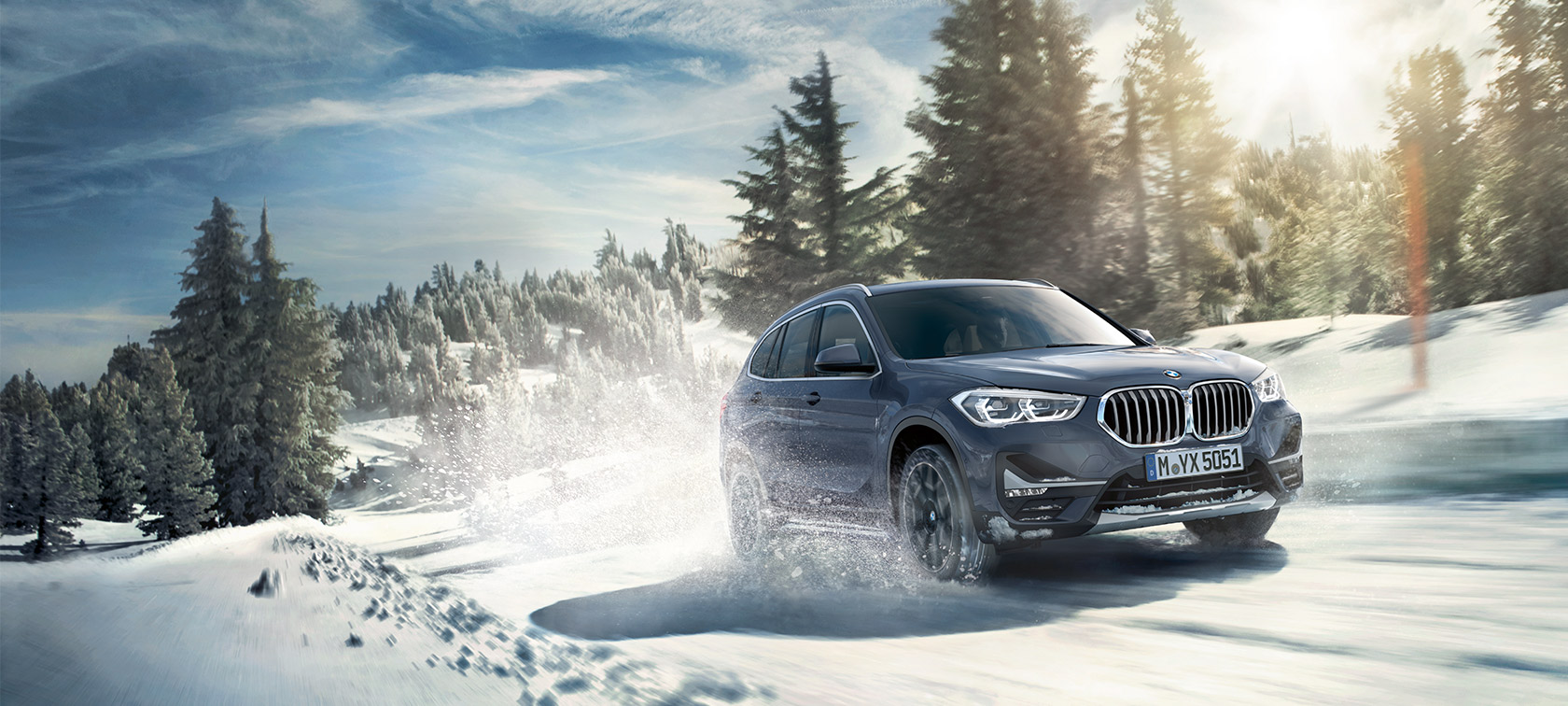 BMW X1 xDrive20i F48 LCI in BMW Individual Storm Bay metallic rijdend BMW X1 xDrive20i F48 LCI in BMW Individual Storm Bay metallic rijdend