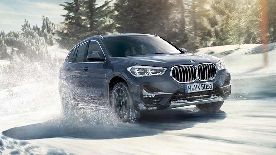 BMW X1 xDrive20i F48 LCI in BMW Individual Storm Bay metallic rijdend BMW X1 xDrive20i F48 LCI in BMW Individual Storm Bay metallic rijdend