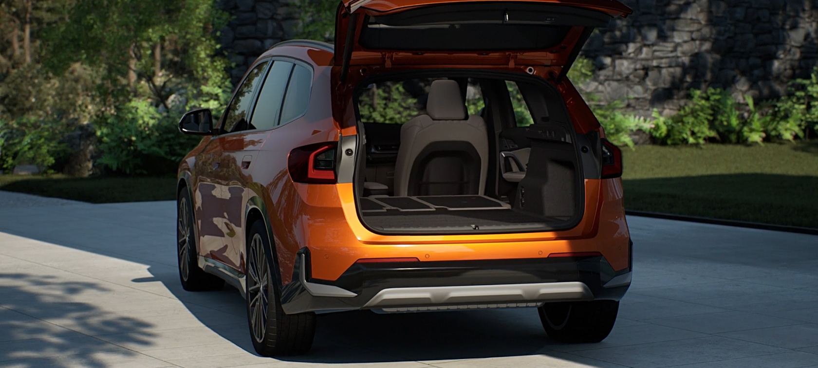 BMW X1 xDrive23i U11 ICE xLine Utah Orange metallic bagageruimte en trekhaak BMW X1 xDrive23i U11 ICE Utah Orange metallic 20 inch lichtmetalen BMW Individual wielen in Multispaak styling 869 I bagageruimte en trekhaak