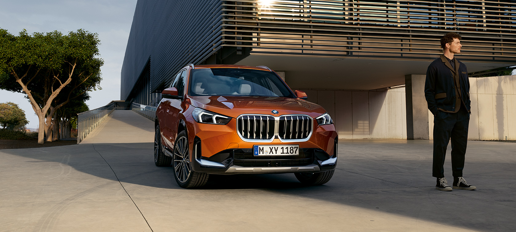 BMW X1 xDrive23i U11 ICE xLine Utah Orange metallic exterieurhighlights BMW X1 xDrive23i U11 ICE xLine Utah Orange metallic 20 inch lichtmetalen BMW Individual wielen in Multispaak styling 869 I exterieurhighlights