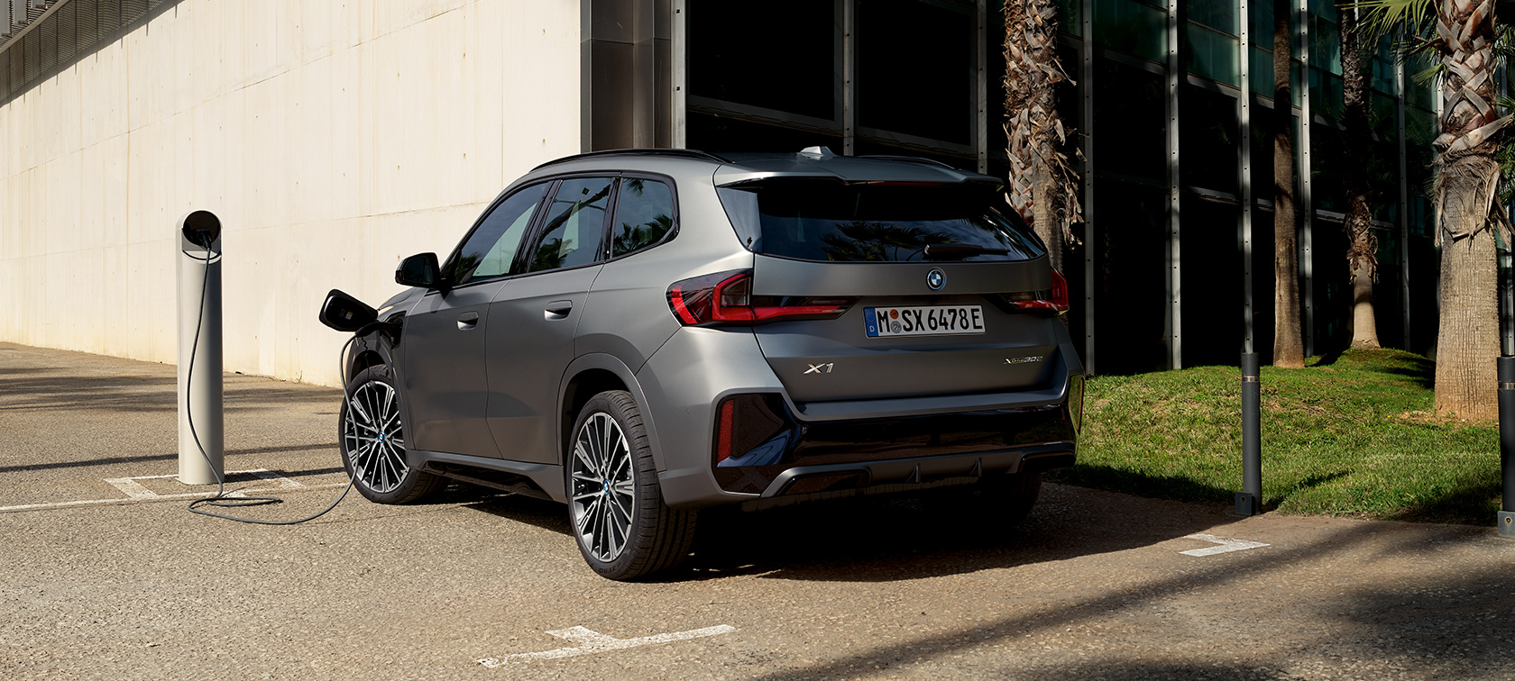 BMW X1 U11 PHEV Frozen Pure Grey metallic opladen BMW X1 U11 PHEV Frozen Pure Grey metallic highlights opladen