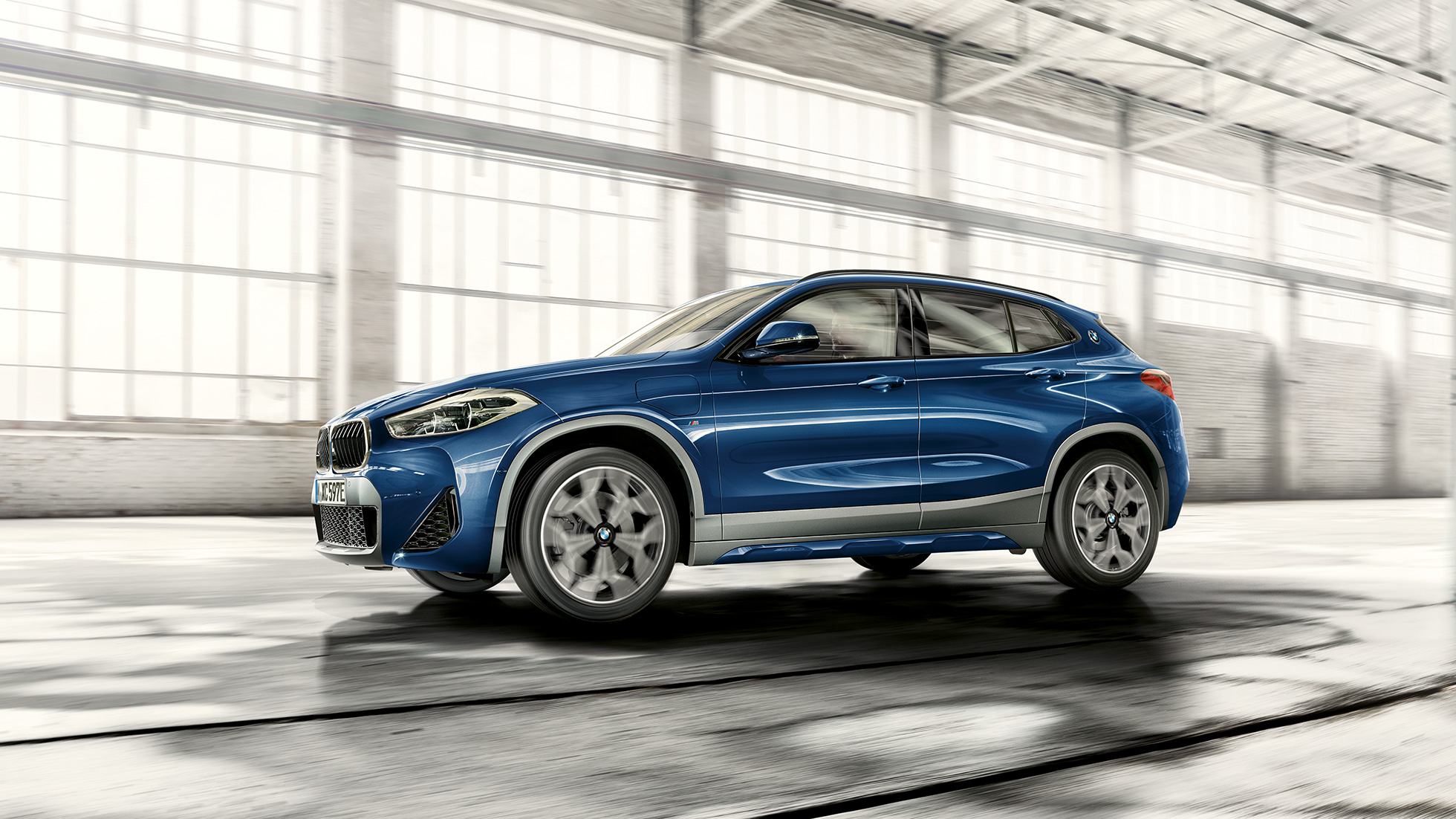 Driekwart zijaanzicht BMW X2 xDrive25e Plug-in Hybrid F39 BMW X2 xDrive25e Plug-in Hybrid 2020 F39 driekwart zijaanzicht
