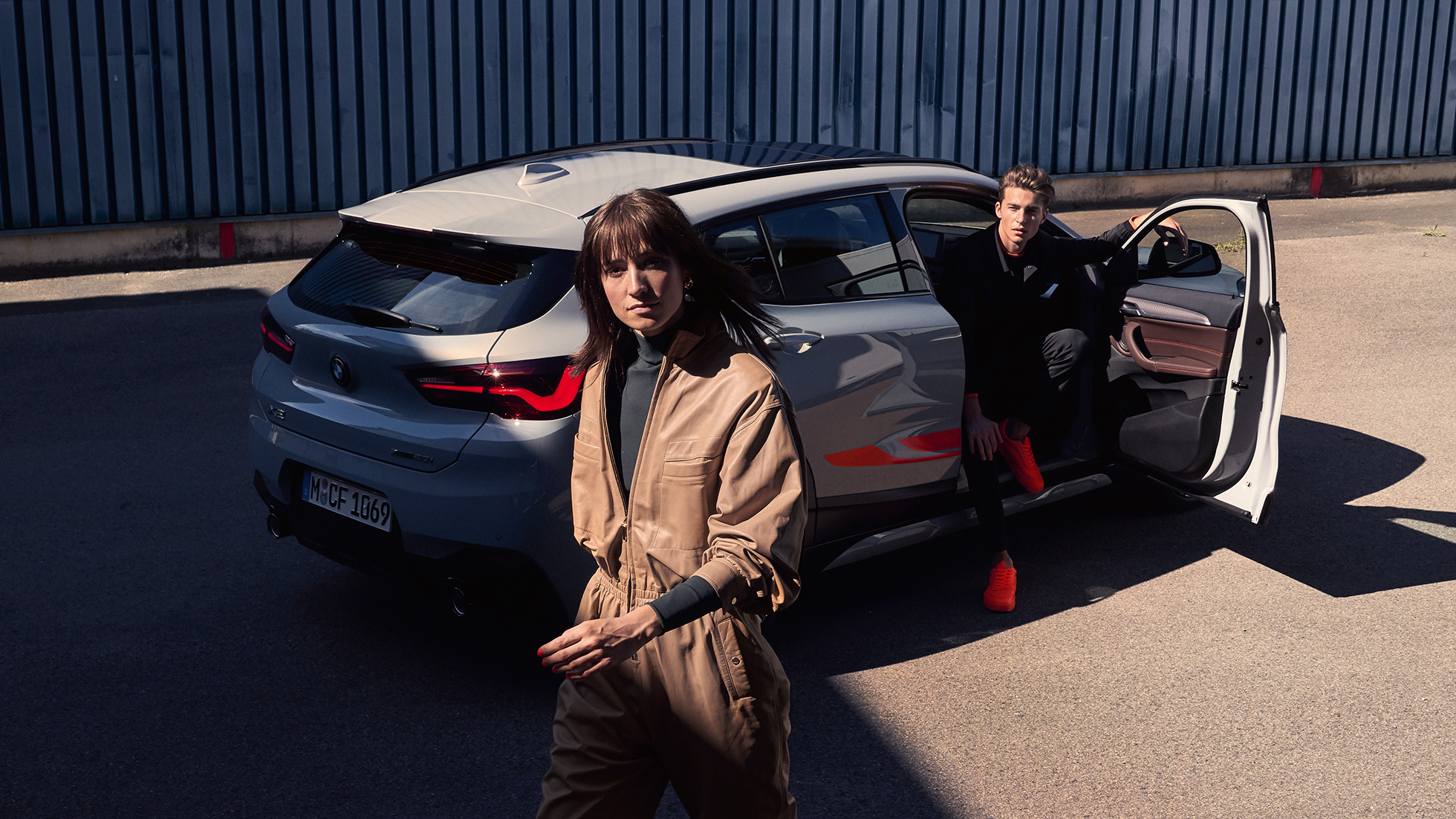 Driekwart achteraanzicht BMW X2 F39 BMW X2 F39 Brooklyn Grau driekwart achteraanzicht