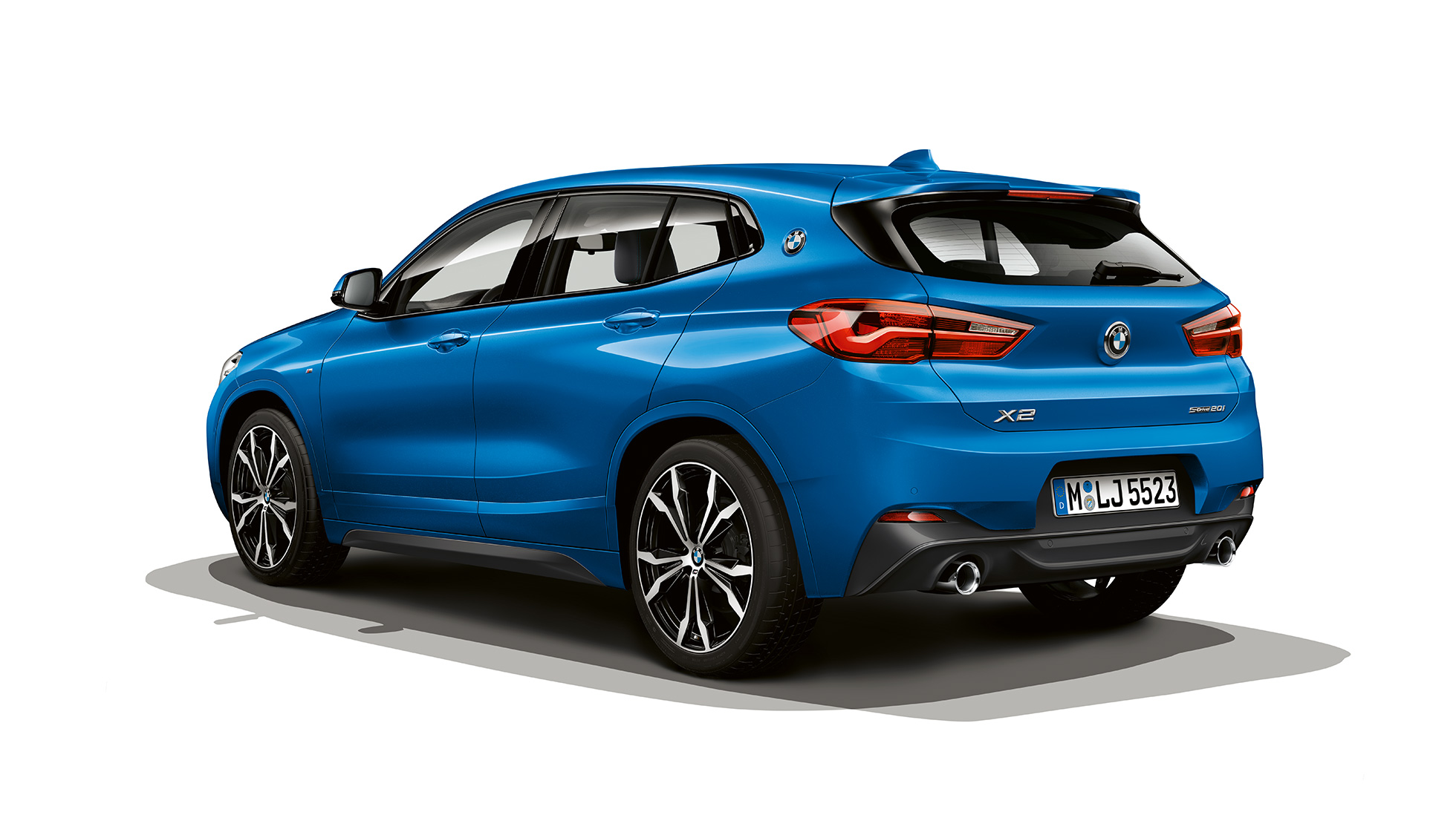 Driekwart zijaanzicht BMW X2 sDrive20i Model M Sport BMW X2 sDrive20i Model M Sport 2018 F39 Misano Blau metallic driekwart zijaanzicht