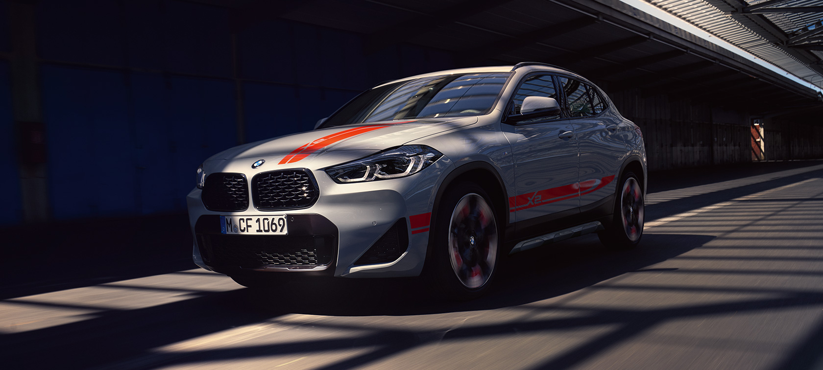 Driekwart vooraanzicht BMW X2 F39 Driekwart vooraanzicht BMW X2 F39 Brooklyn Grau rijdend