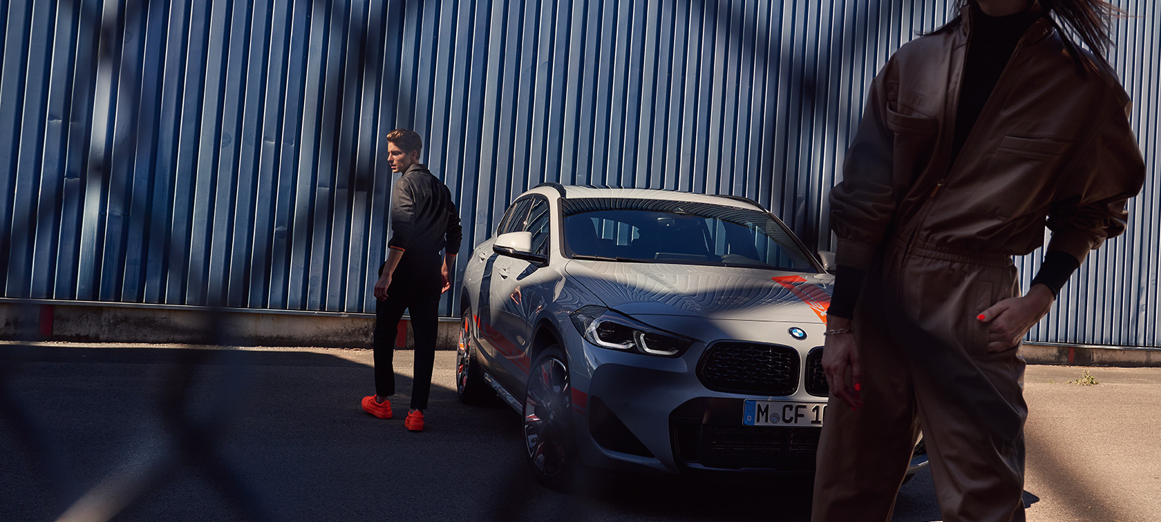 Driekwart vooraanzicht BMW X2 F39 BMW X2 2020 F39 Brooklyn Grau driekwart vooraanzicht