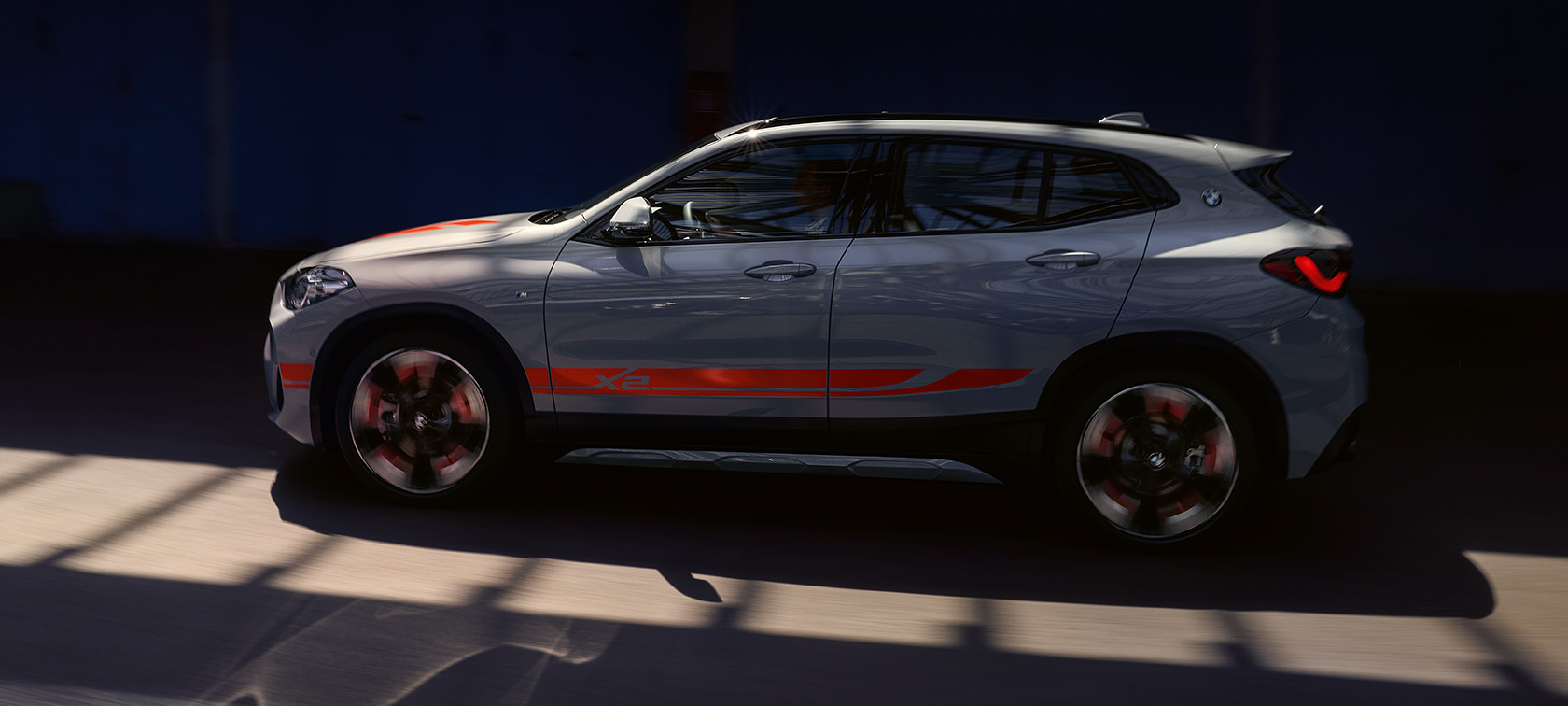 Zijaanzicht BMW X2 F39 Zijaanzicht BMW X2 F39 Brooklyn Grau rijdend