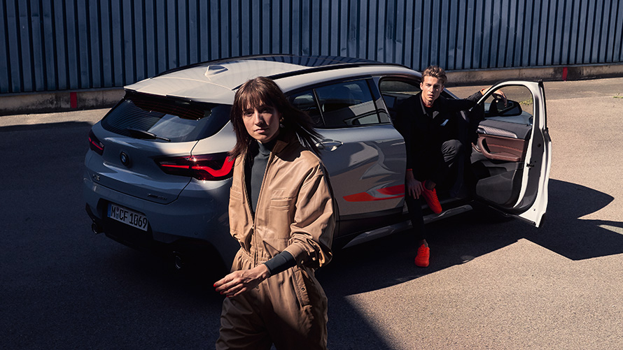 BMW X2 F39 Brooklyn Grau driekwart achteraanzicht met open portier BMW X2 F39 Brooklyn Grau driekwart achteraanzicht met open portier