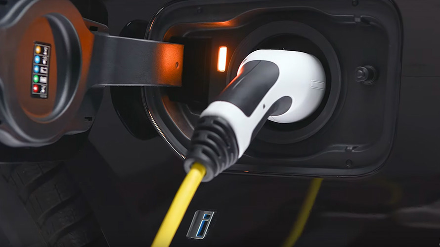 BMW Plug-in Hybride met aangesloten laadkabel BMW Plug-in Hybride met aangesloten laadkabel close-up