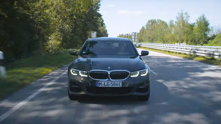 BMW G20 Plug-in Hybride rijdend BMW G20 Plug-in Hybride rijdend vooraanzicht