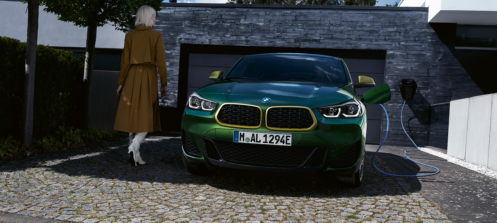 Vooraanzicht BMW X2 F39 Sanremo Green metallic Vooraanzicht opladen links BMW X2 F39 Sanremo Green metallic