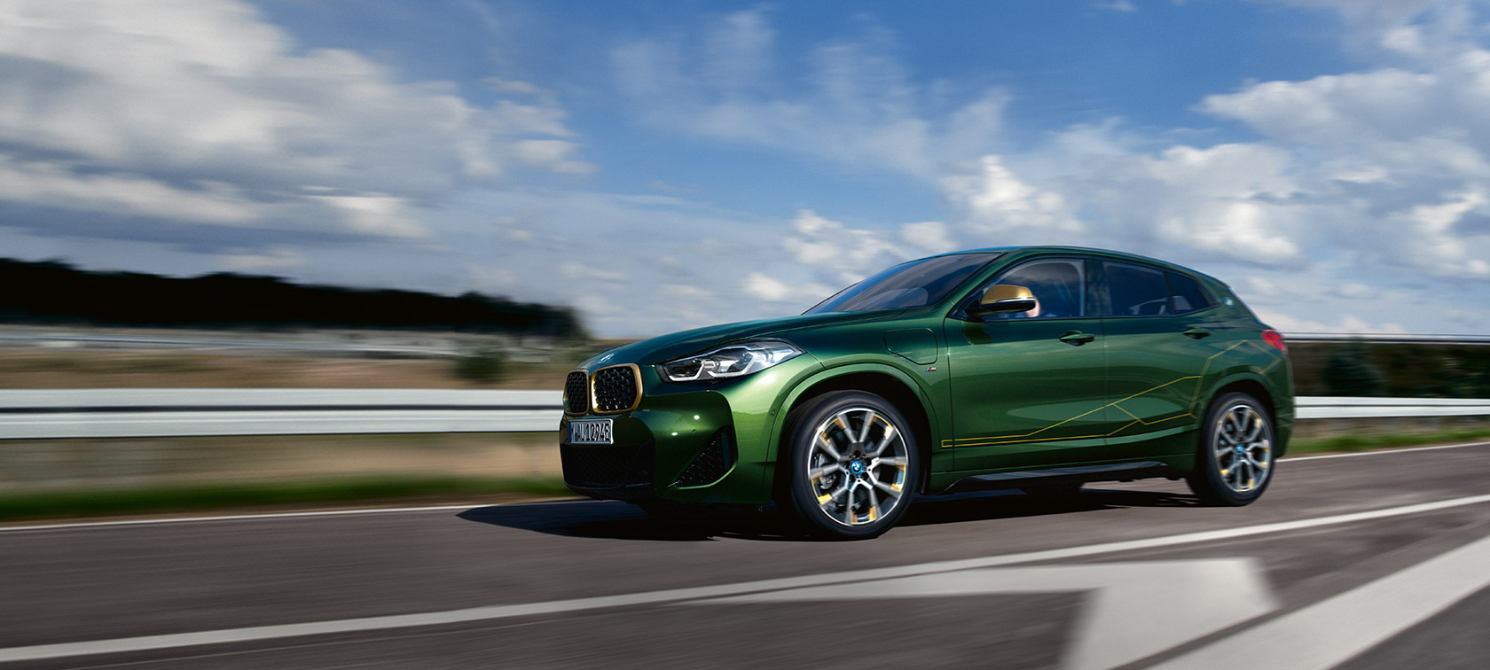 Driekwart zijaanzicht rijdend BMW X2 F39 Sanremo Green metallic
