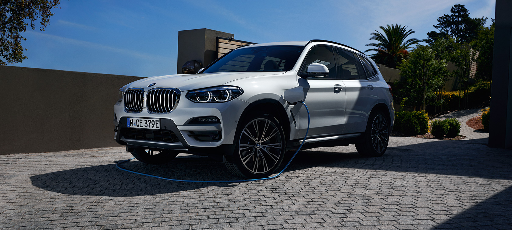 Plug-in Hybride BMW X3 xDrive30e G01 driekwart vooraanzicht Plug-in Hybride BMW X3 xDrive30e G01 driekwart vooraanzicht opladen