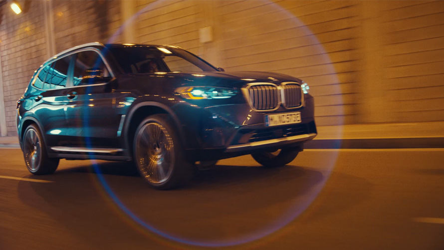 BMW X3 G01 rijdynamiek Sophistograu BMW X3 G01 rijdynamiek driekwart vooraanzicht rijdend Sophistograu