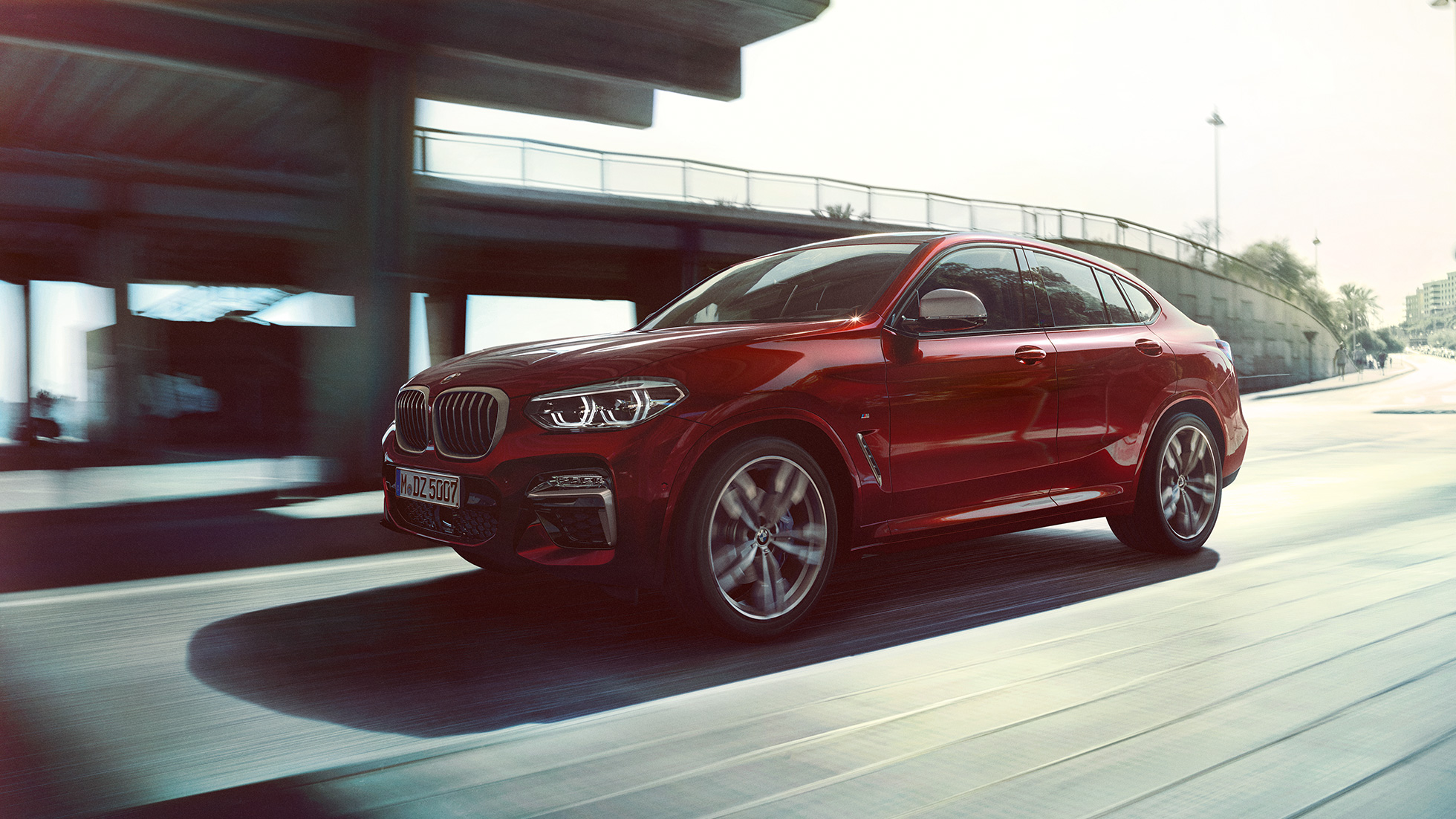 Dynamische voorzijde BMW X4 BMW X4 M40i G02 2018 Flamencorot Brillanteffekt driekwart vooraanzicht