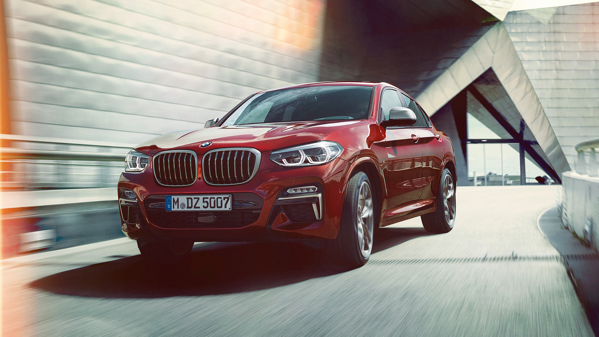 Driekwart vooraanzicht BMW X4 BMW X4 M40i G02 2018 Flamencorot Brillanteffekt driekwart vooraanzicht